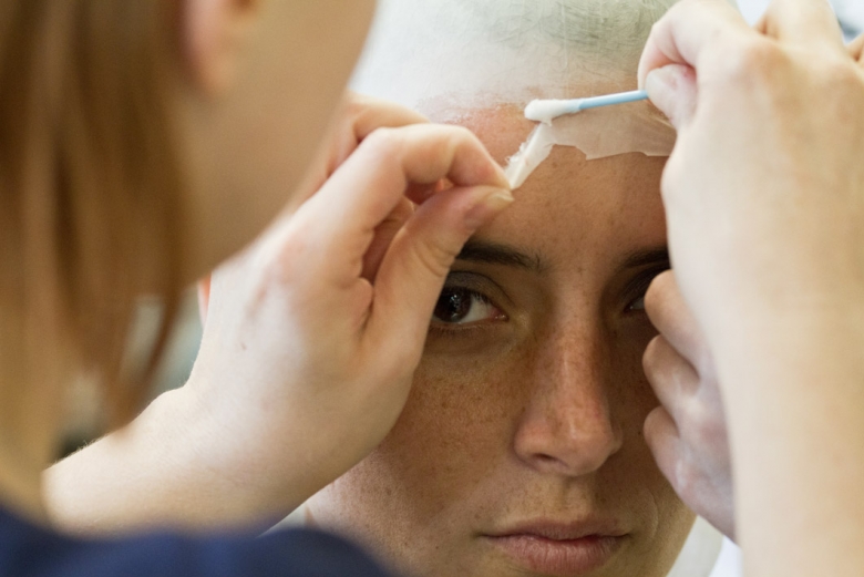 Préparation de Sarah-laure Estragnat avant moulage par l